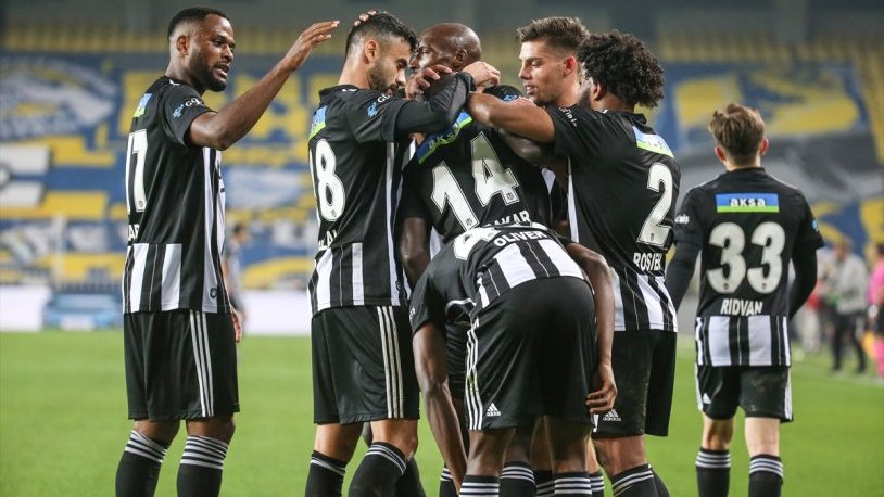 Fenerbahçe sahasında Beşiktaş'a 4-3 yenildi