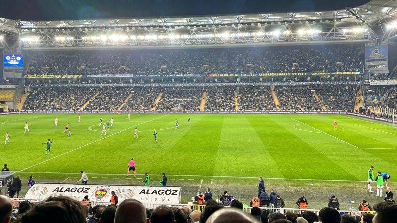 Fenerbahçe taraftarı "Hükûmet istifa" dedi, beIN Sports yayının sesini kıstı
