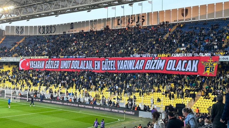 Fenerbahçe tribünü: Yalan yalan yalan, dolan dolan dolan, 20 sene oldu istifa ulan