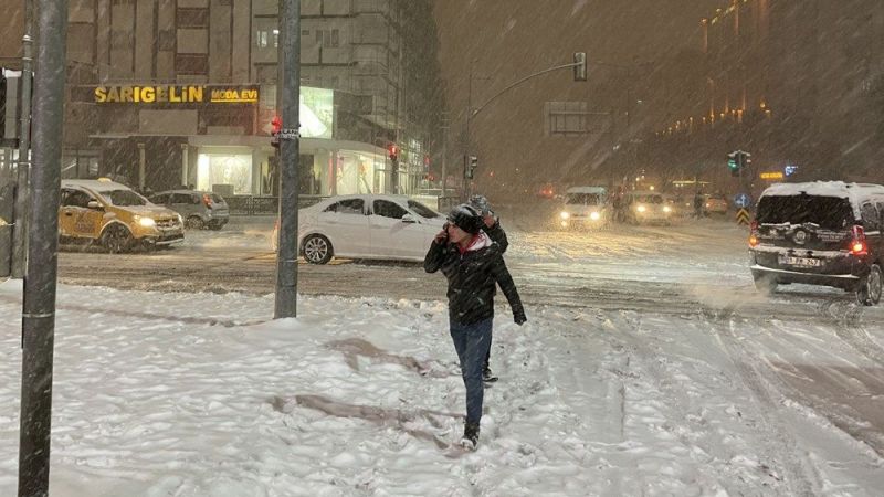 Gaziantep'te kar yağışı hayatı durdurdu: TAG otoyolunda 2 bin 800 kişi kurtarıldı, mahsur kalanlar var