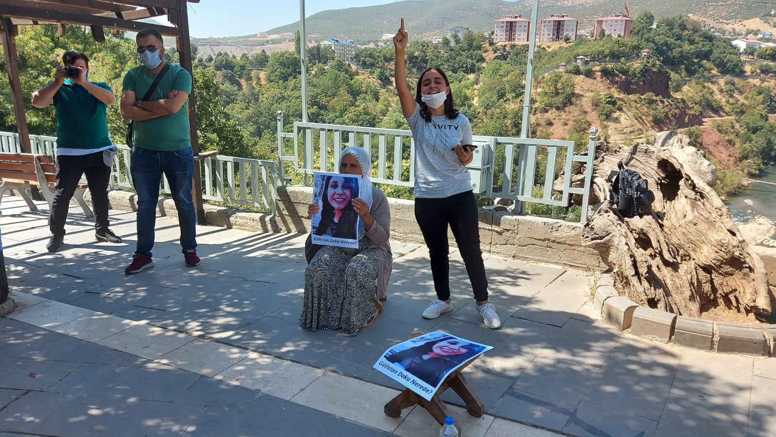 Gülistan Doku için oturma eylemi başlatan ailesi gözaltına alındı