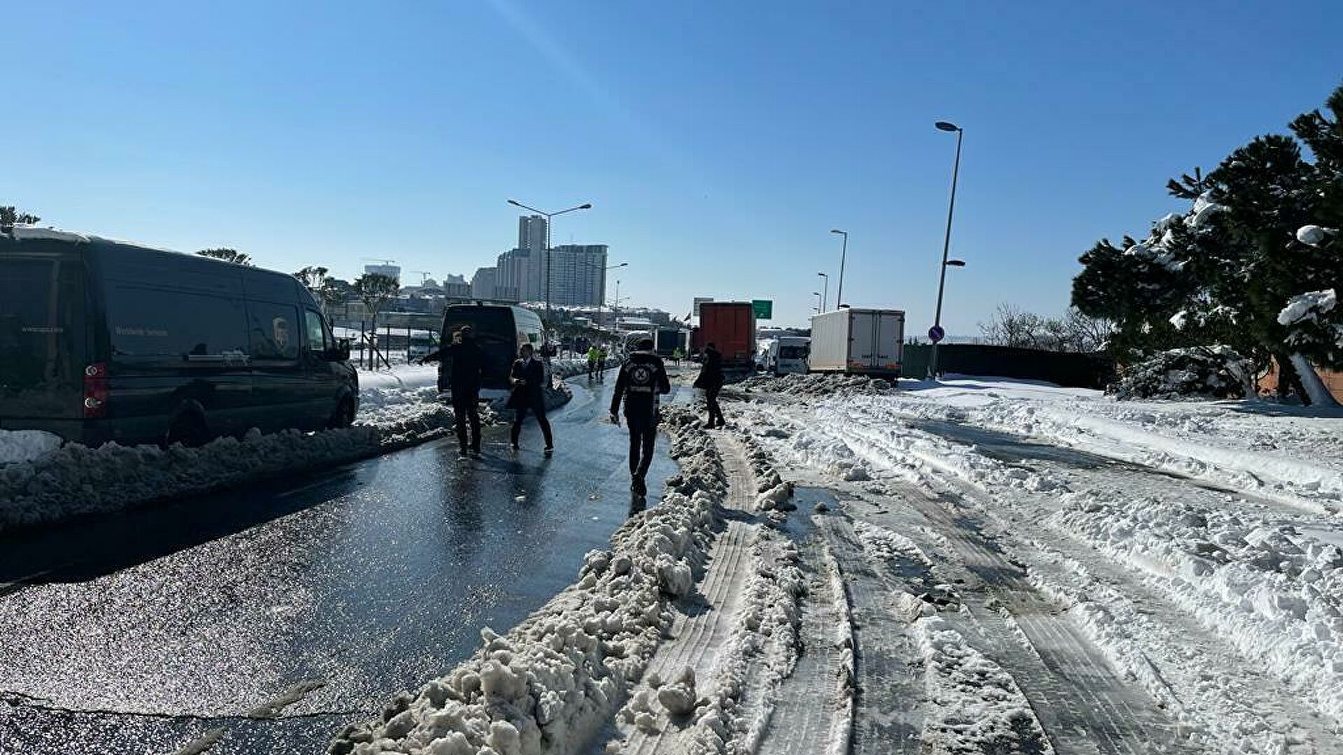 Hadımköy yolu araçların çekilmesiyle trafiğe açıldı