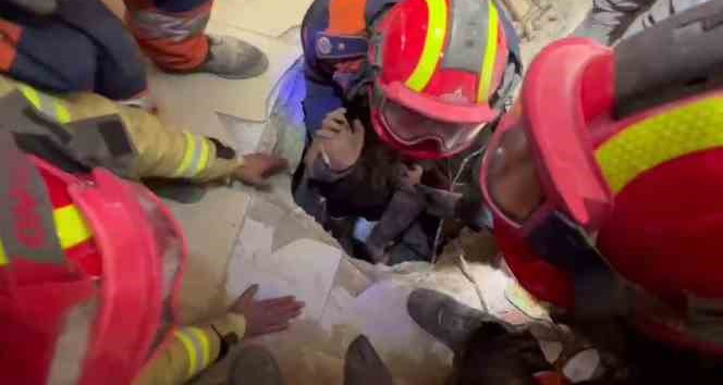 İBB ekipleri 10 yaşındaki Cudi'yi depremin 147. saatinde enkazdan sağ çıkarıldı
