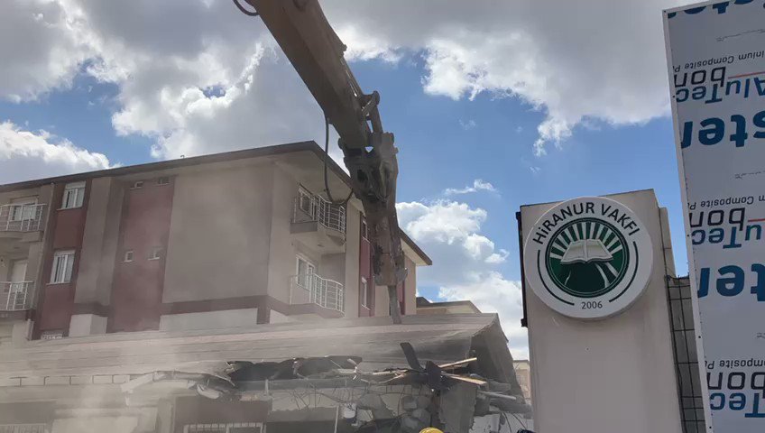 İBB, Hiranur Vakfı'nın binasındaki kaçak bölümleri yıktı