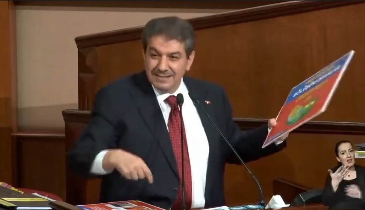 İBB Meclisi'nde "Cami sattınız" kavgası: AKP'li ve CHP'li üyeler, birbirinin üzerine yürüdü!