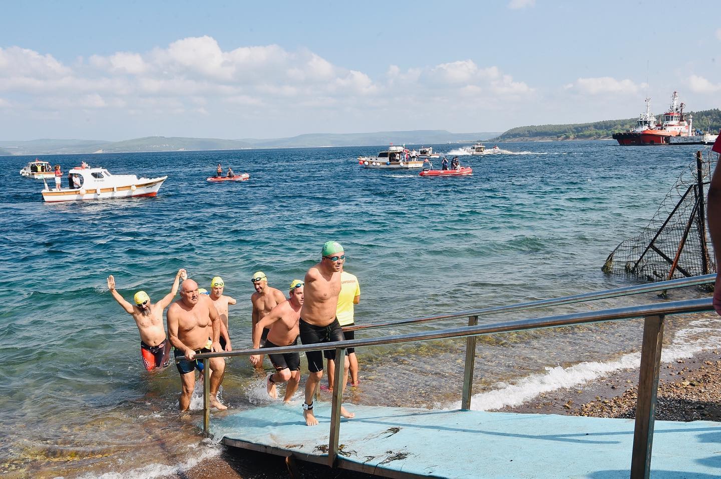 İki kolunu kazada kaybeden Belediye Başkanı bu defa Çanakkale Boğazı’nı yüzerek geçti