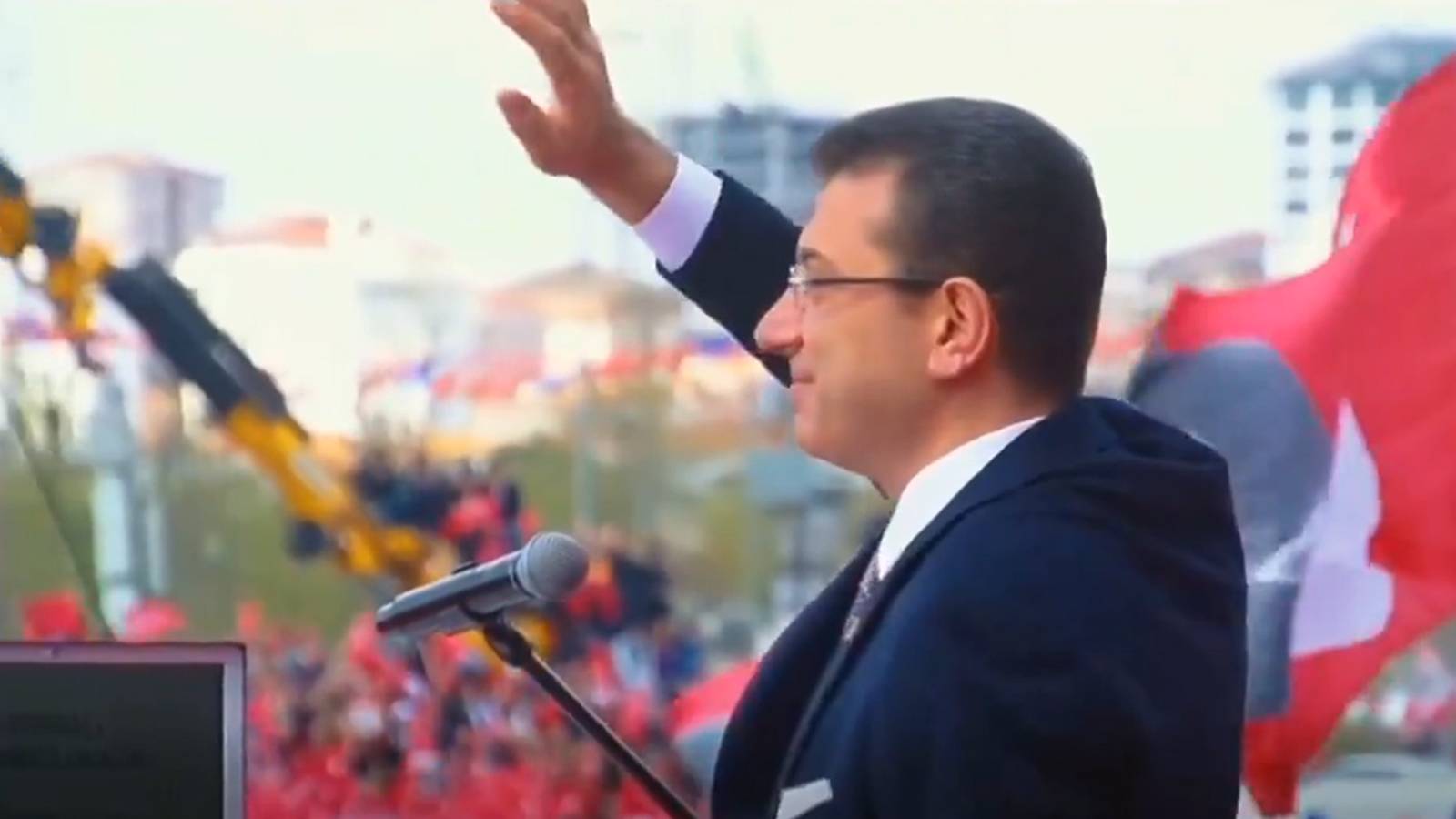 İmamoğlu'ndan AKP seçim aracına tepki: Saygı göstermeyi bilmiyorlar ama öğrenecekler