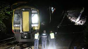 İngiltere’de iki tren çarpıştı: Çok sayıda yaralı var