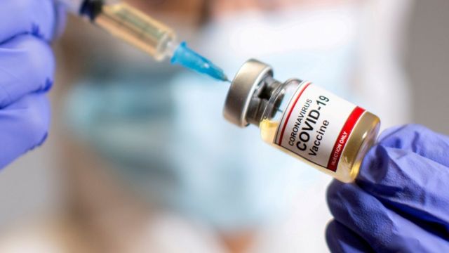 İngiltere&#39;de onaylı ilk Kovid-19 aşısı yapıldı