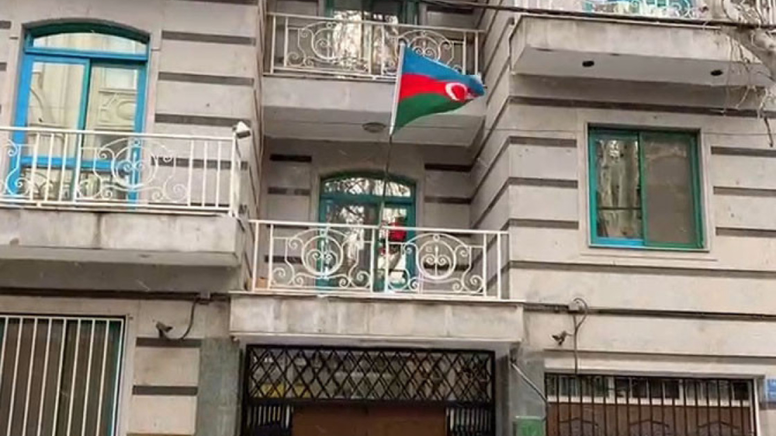 İran'daki Azerbaycan Büyükelçiliği'ne saldırı: Güvenlik şefi hayatını kaybetti