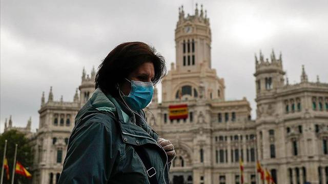 İspanya, kapalı alanda maske zorunluluğunu kaldırdı