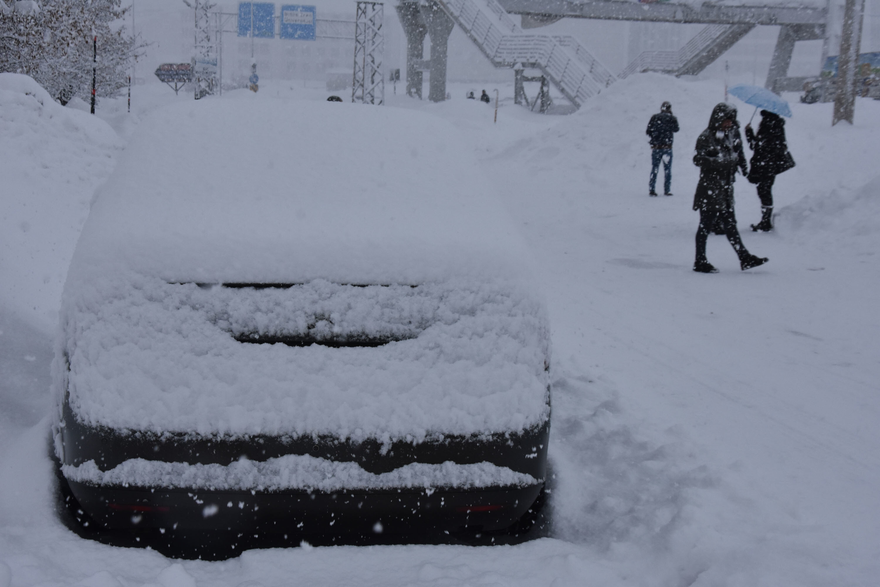 İstanbul'da bazı ilçelerde kar kalınlığı 85 santimetreyi buldu