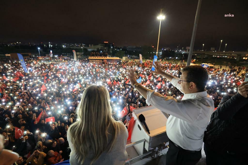 İstanbul'da binlerce kişinin karşıladığı İmamoğlu'ndan Soylu'ya: Gözü fır fır dönerek konuşuyor