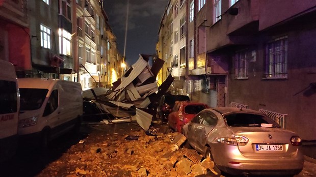 İstanbul'da fırtına etkili oldu, birçok bölgede çatılar uçtu