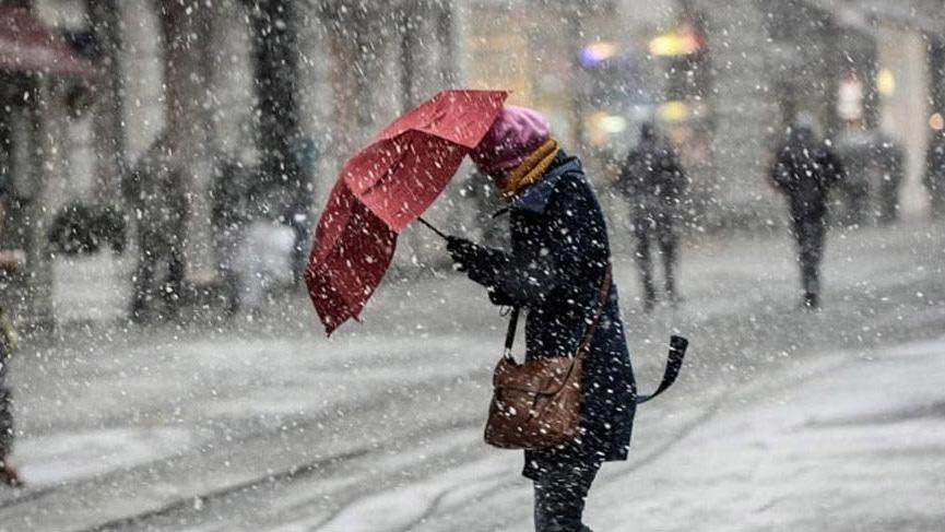 İstanbul'da kar yağışı başladı, Trakya'da ise fırtına etkili oluyor