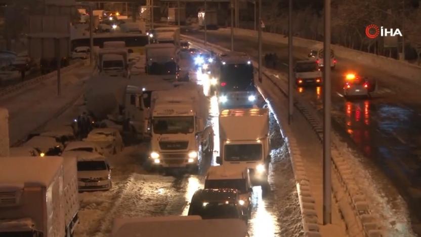 İstanbul'da otoyol ve D-100'deki araçları kaldırma çağrısı