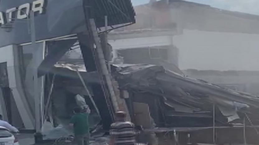 İstanbul'da sanayi sitesinde bir bina çöktü