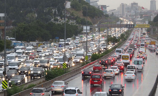 İstanbul'da yağmur yağdı; trafik yüzde 69'a ulaştı