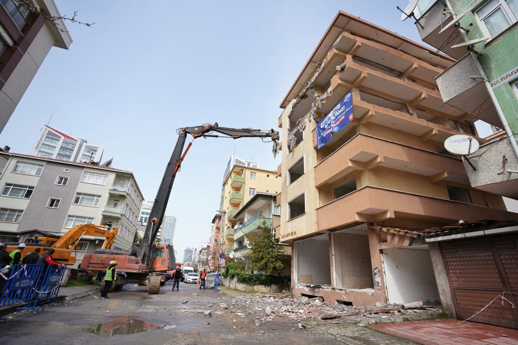İstanbul’da yüksek riskli 318 binadan ilki Kartal’da yıkıldı