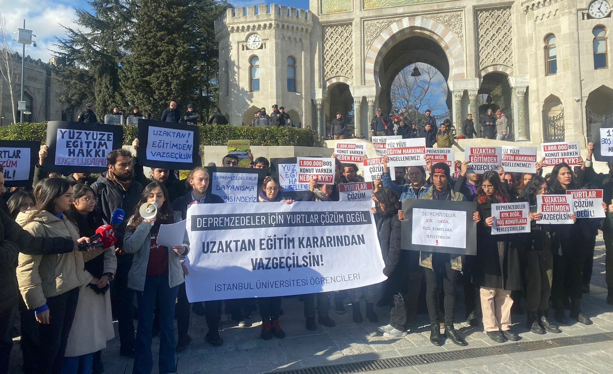 İstanbul Üniversitesi öğrencilerinden uzaktan eğitim protestosu