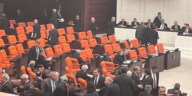 İyi Partili vekiller, AKP'lilerin konuşması sırasında Genel Kurul'u terk etti