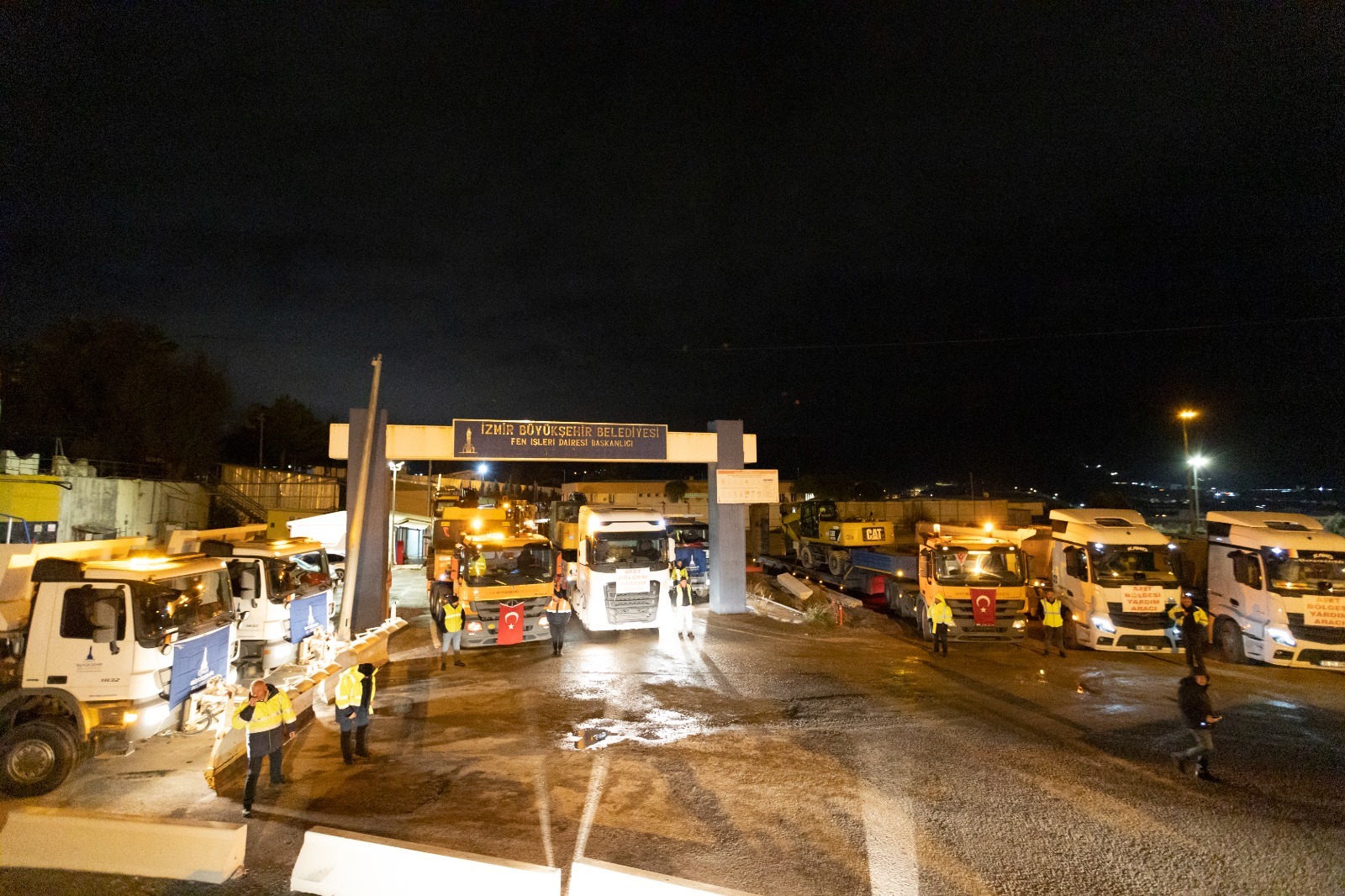 İzmir Büyükşehir Belediyesi’nin iş makineleri deprem bölgesi için yola çıktı