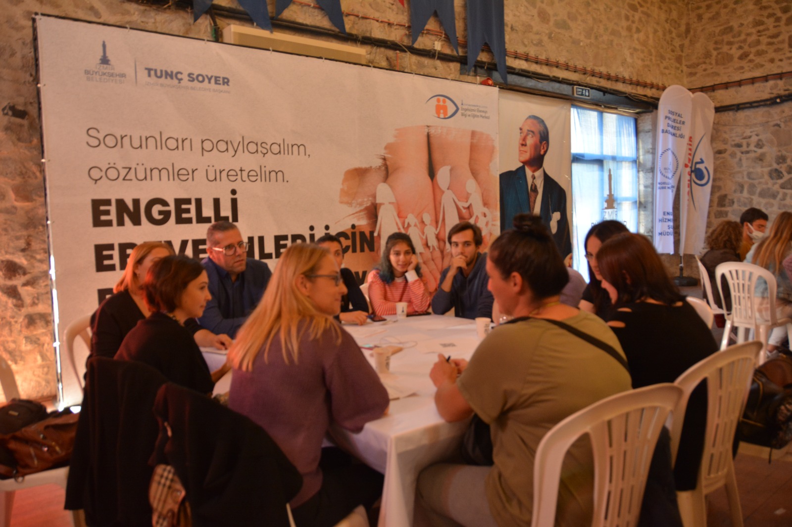İzmir'de engelli ebeveynleri için panel ve çalıştay yapıldı