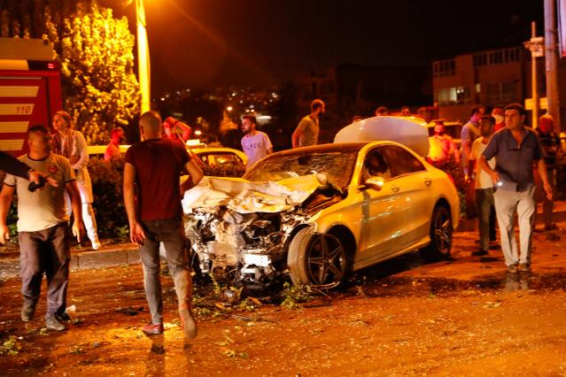 İzmir'de kaza: Bir polis yaşamını yitirdi, 1'i polis 4 yaralı