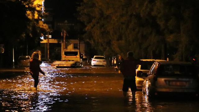 İzmir'de sağanak yağış denizi taşırdı: 2 kişi hayatını kaybetti