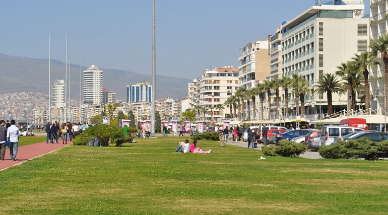İzmir'de sahillerde oturmak yasaklandı