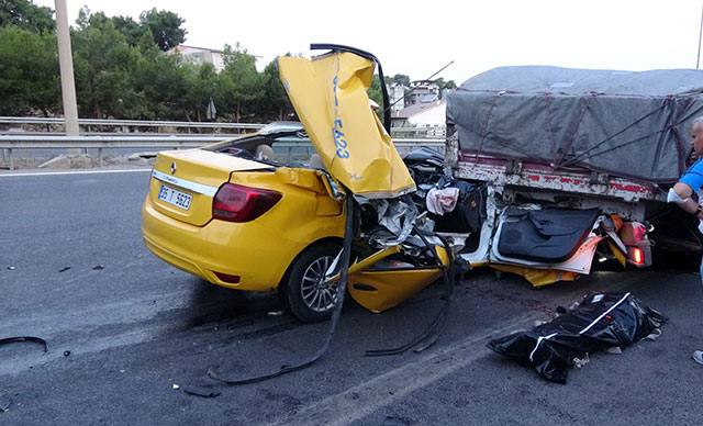 İzmir'de taksi TIR'a çarptı: 1 kişi öldü, 2 ağır yaralı