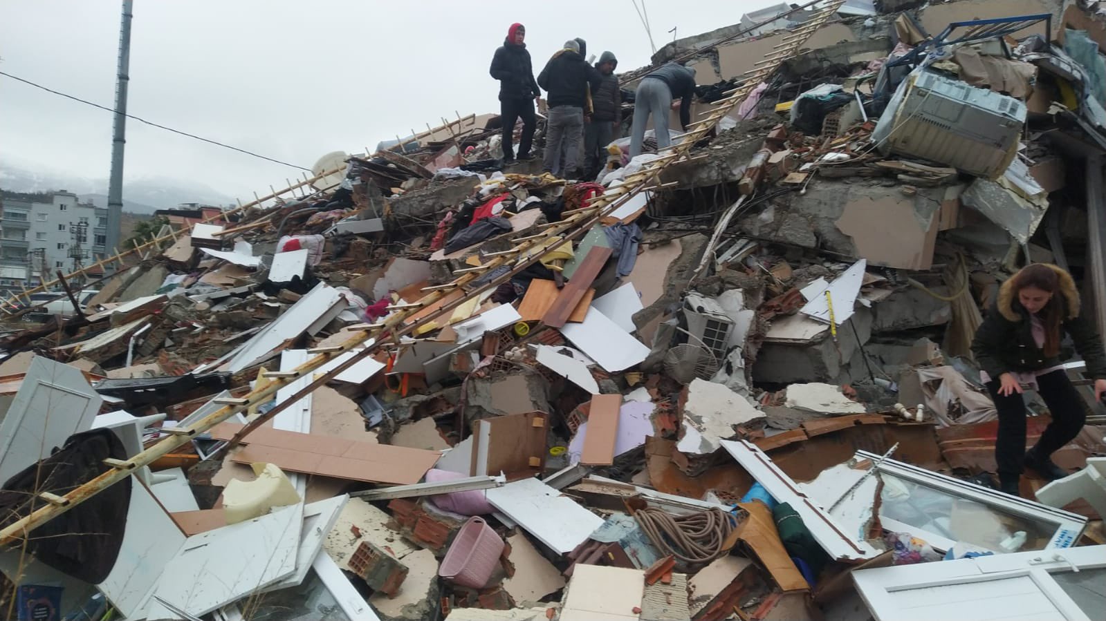 Kahramanmaraş'ta 7.4 şiddetinde deprem: 10 ilde hissedildi