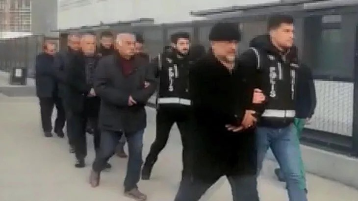 Kahramanmaraş’ta yıkılan binalarla ilgili 5 müteahhit İstanbul’da gözaltına alındı