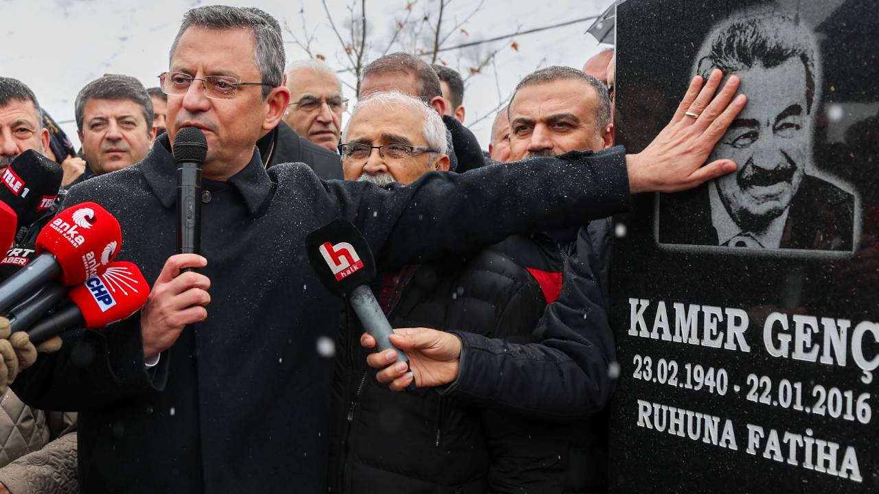 Kamer Genç Tunceli'deki mezarı başında anıldı: Hepimizin en cesuruydu