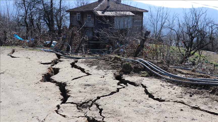 Karabük'te heyelan nedeniyle çok sayıda ev boşaltıldı