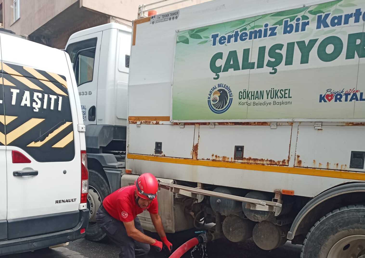 Kartal Belediyesi ekipleri Ataşehir’de çıkan yangının söndürülmesine destek verdi