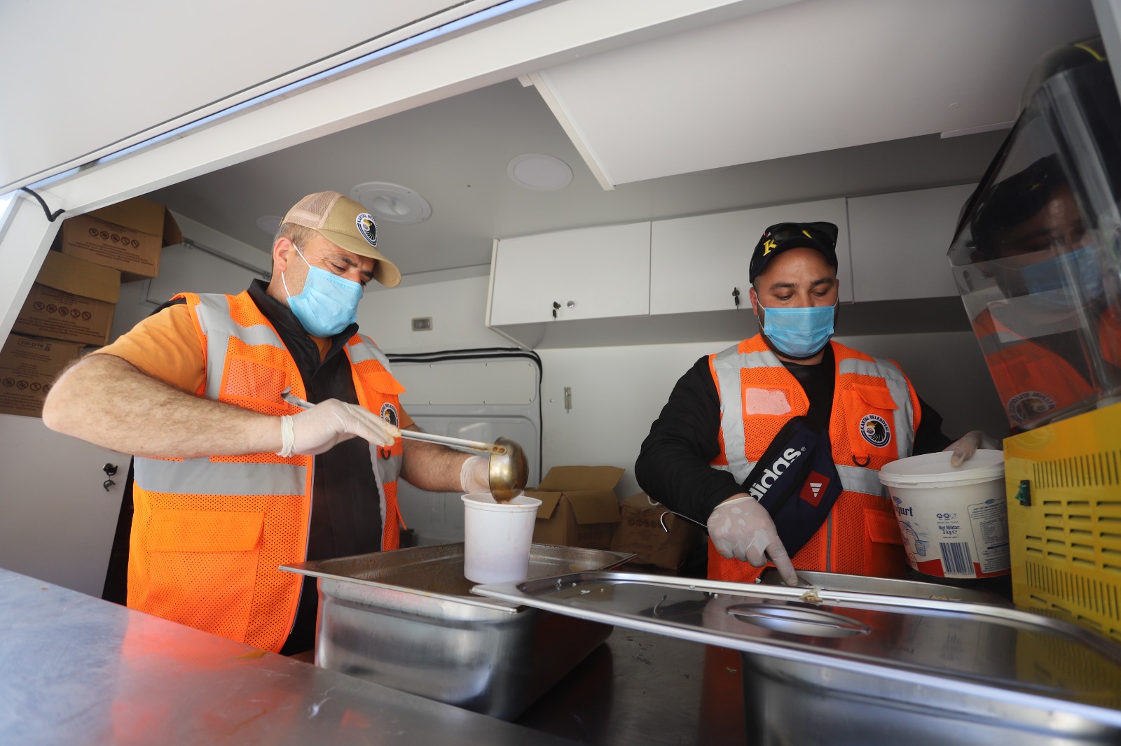 Kartal Belediyesi Hatay’da 225 bin kişilik yemek dağıttı