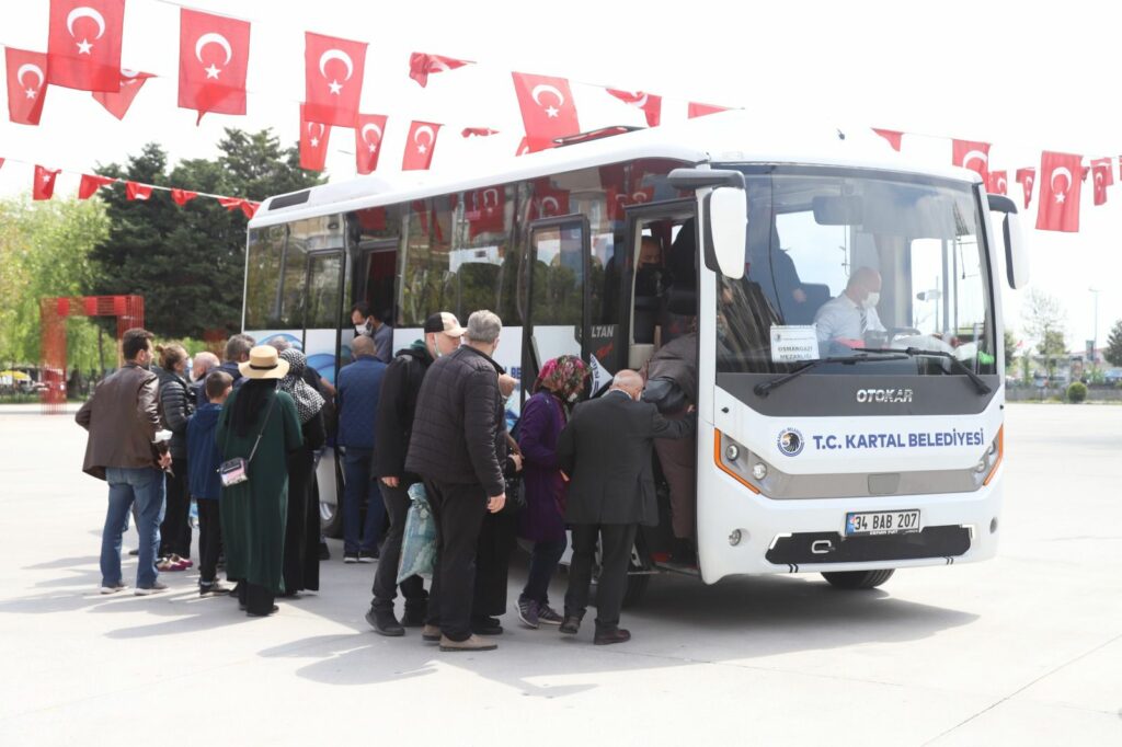 Kartal Belediyesi'nden Kurban Bayramı'nda mezarlık ziyareti yapan vatandaşlara ücretsiz ulaşım