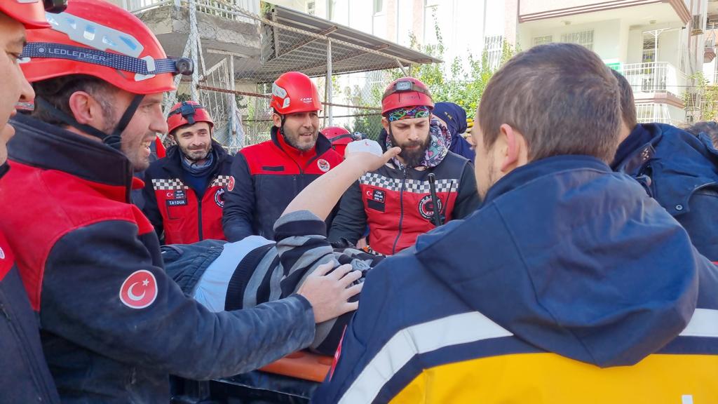Kartal Belediyesi'nin arama kurtarma ekibi İskenderun'da 4 kişiyi enkazdan sağ çıkardı