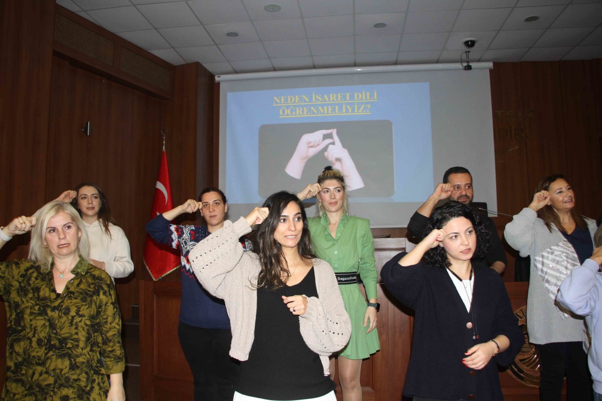 Kartal Belediyesi personeline işaret dili eğitimi