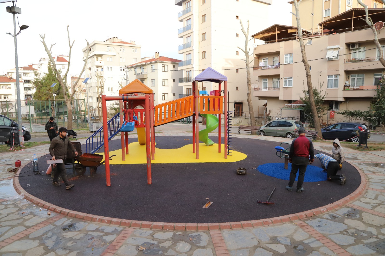 Kartal’da parkların zeminleri çocuklar için yenileniyor