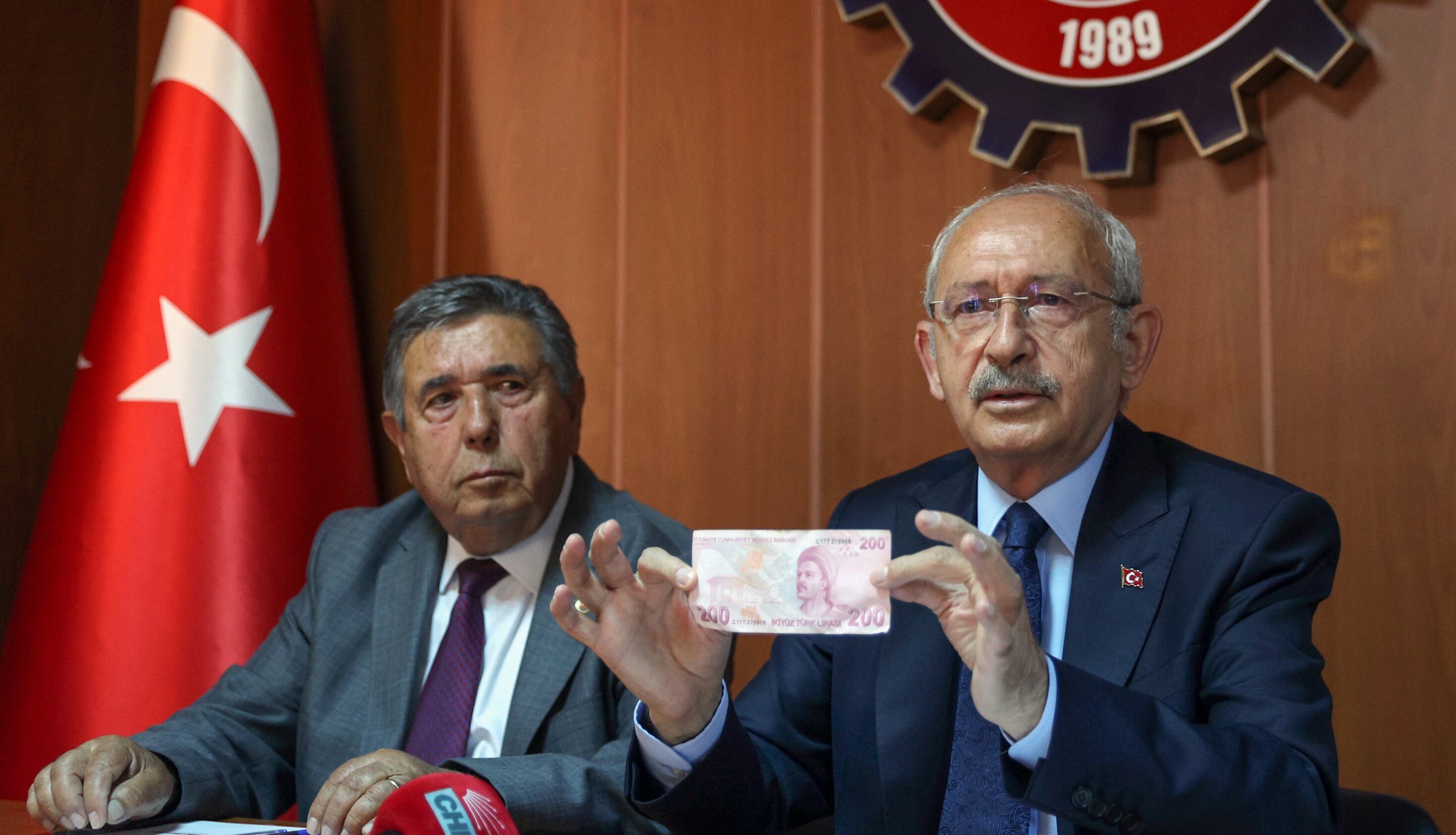 Kılıçdaroğlu cebinden çıkarıp sordu: 200 TL ile ne alabiliyorsunuz?