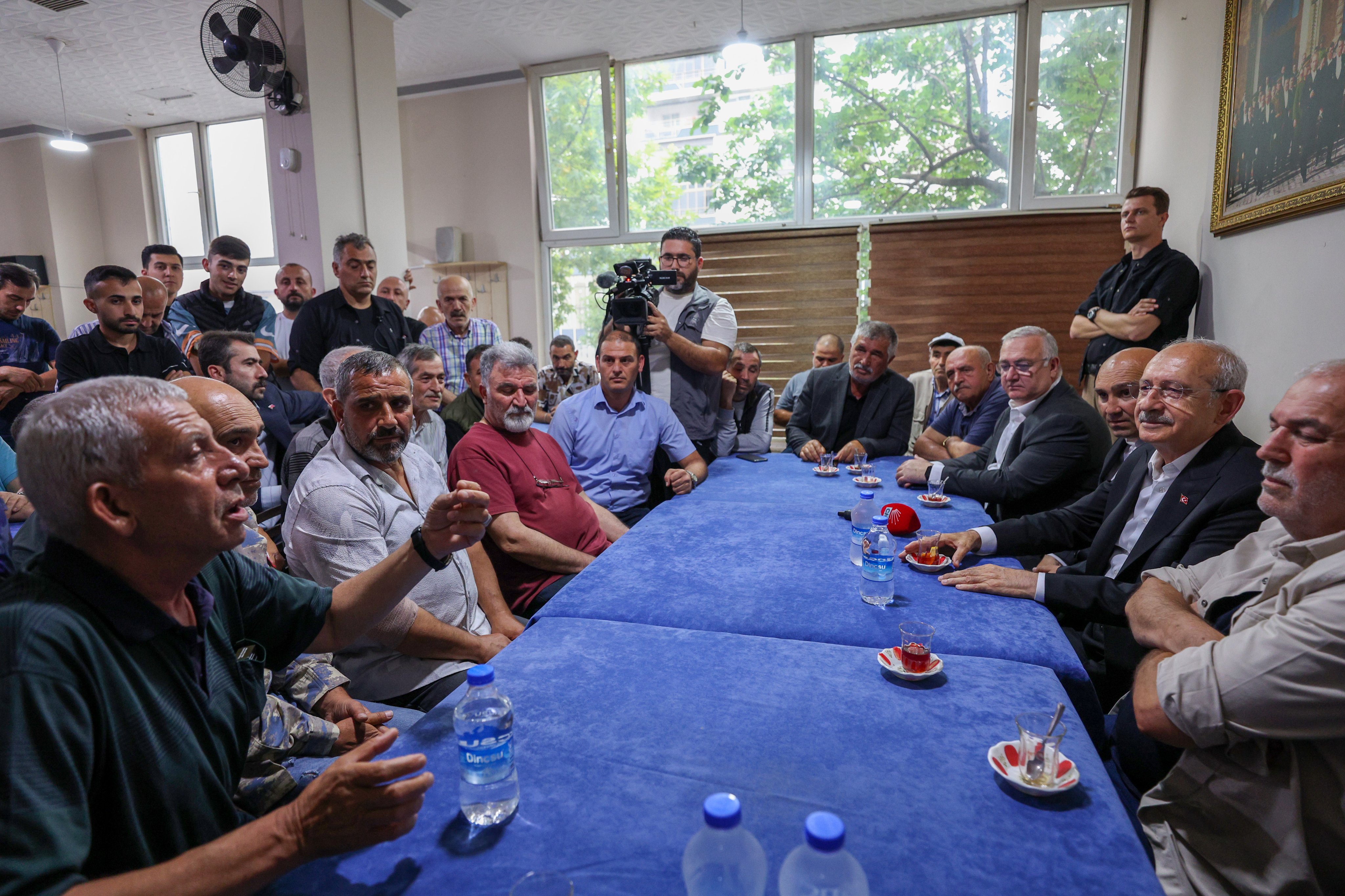 Kılıçdaroğlu kahvehanede vatandaşlarla sohbet etti