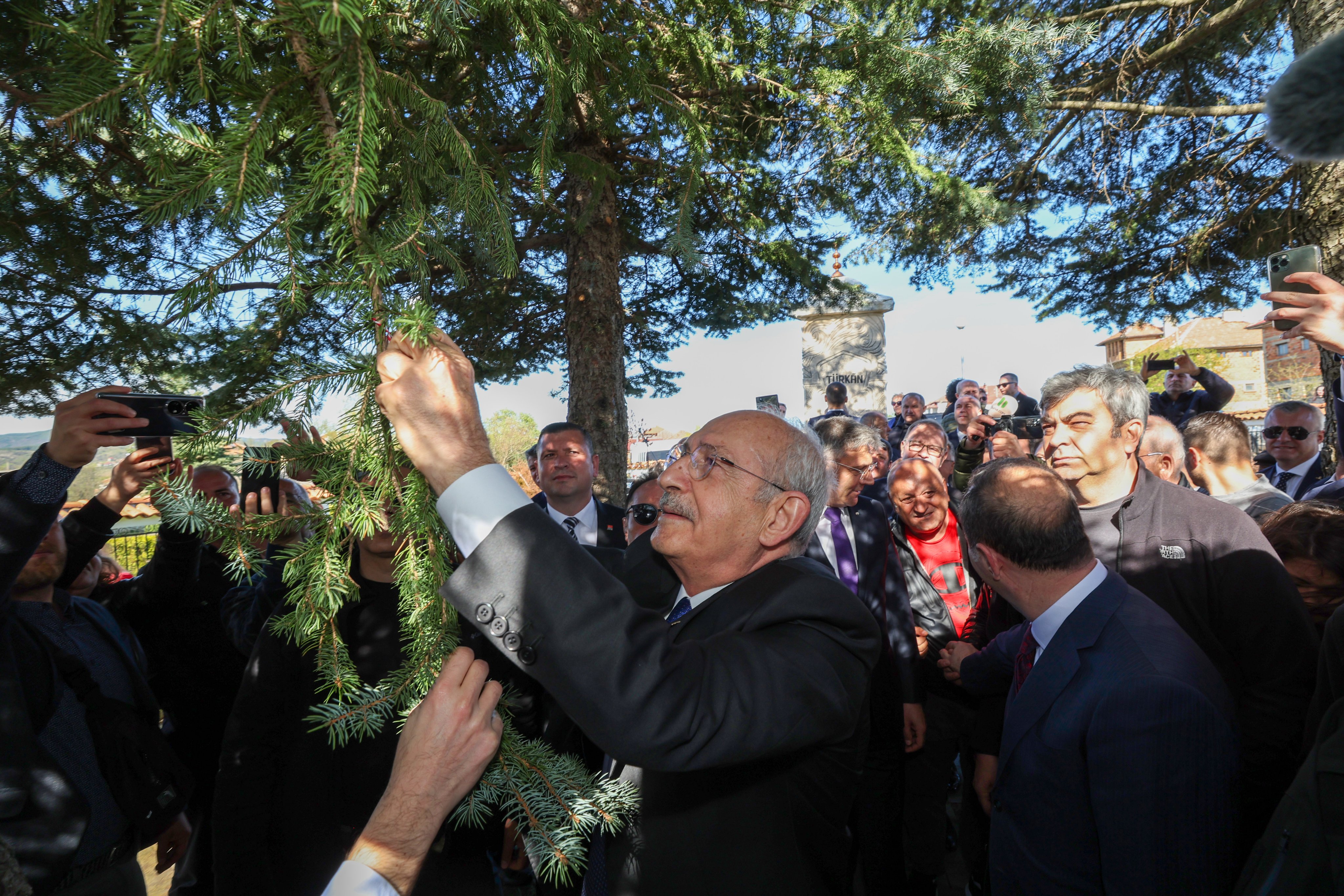 Kılıçdaroğlu'nun bileğindeki marteniçka artık Türkan Bebek Anıtı’nda