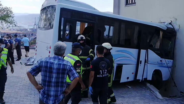 Kocaeli'de jandarmaları taşıyan minibüs ile otomobil çarpıştı: Çok sayıda yaralı var