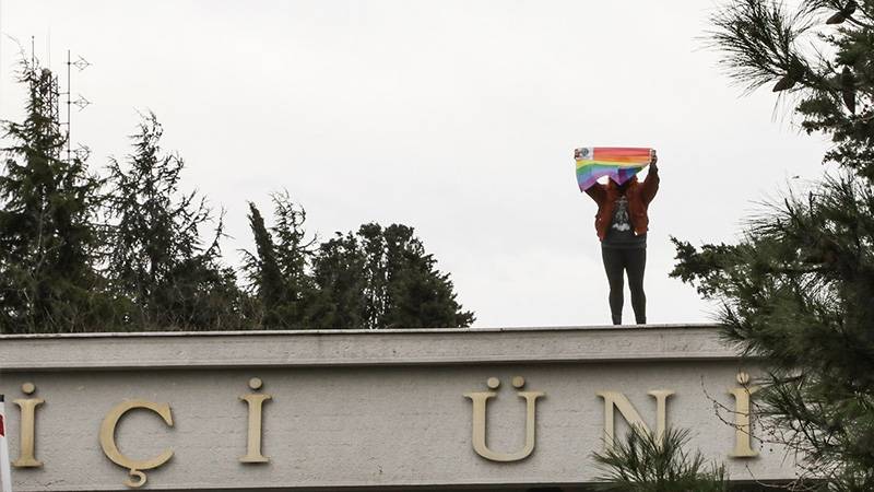 ‘LGBTİ+ bayrağı’ açan Boğaziçili öğrencilere 3 yıl hapis istendi