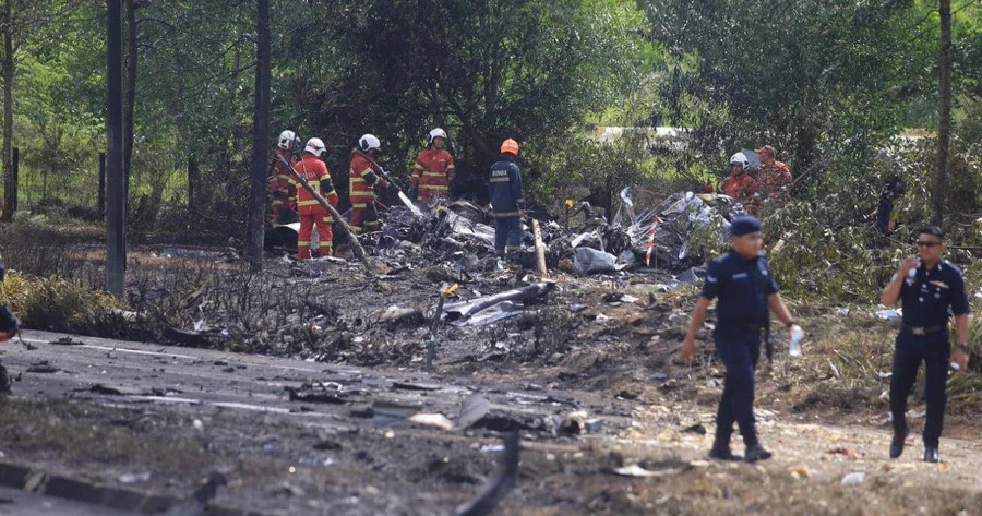Malezya'da özel yolcu uçağı düştü: 10 kişi öldü
