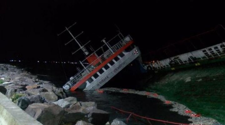 Maltepe Sahili'nde kıyıya oturan gemi battı