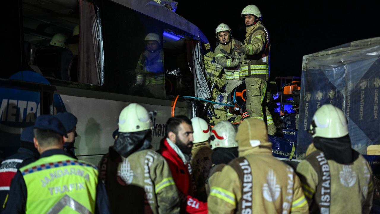 Marmara Otoyolu'nda otobüs ile TIR çarpıştı: 1 ölü 37 yaralı