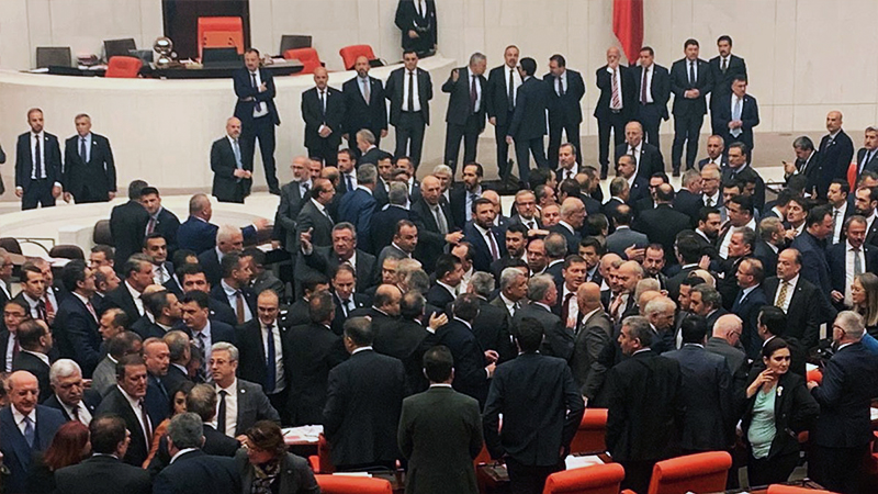 Meclis'te kavga: Bütçe görüşmelerinde AKP ve CHP'liler birbirlerinin üzerine yürüdü